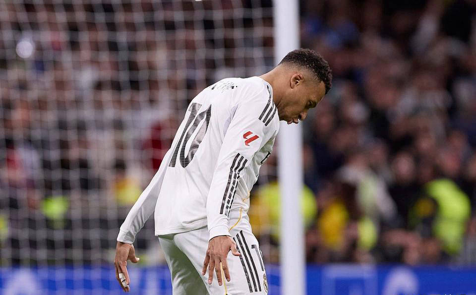 伤病隐瞒3周！姆巴佩带伤拼战只为超越C罗纪录，球迷怒斥其私心膨胀