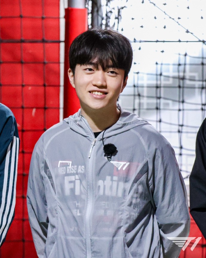 T1分享选手照片：很擅长室内足球的Keria选手