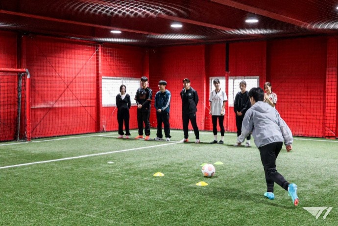 T1分享选手照片：很擅长室内足球的Keria选手